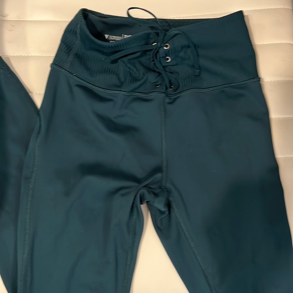 Victoria secret ON POINT FLOW YOGA EMERALD TIE FRONT HIGH waisted capris